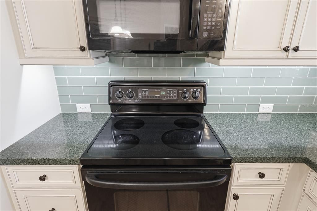 For Sale: $950,000 (5 beds, 3 baths, 3910 Square Feet)