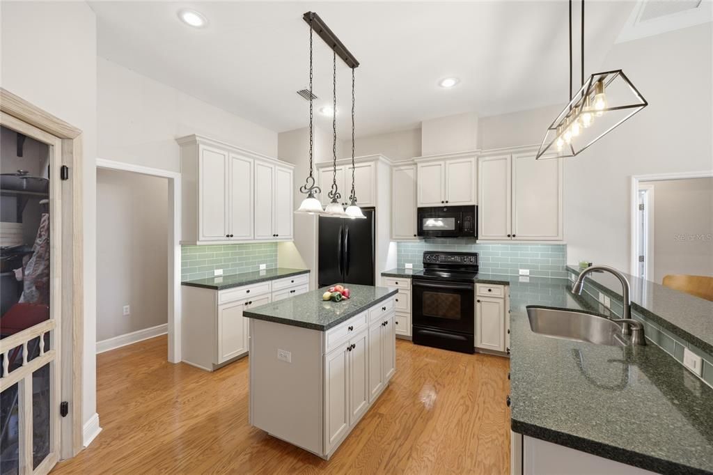 For Sale: $950,000 (5 beds, 3 baths, 3910 Square Feet)