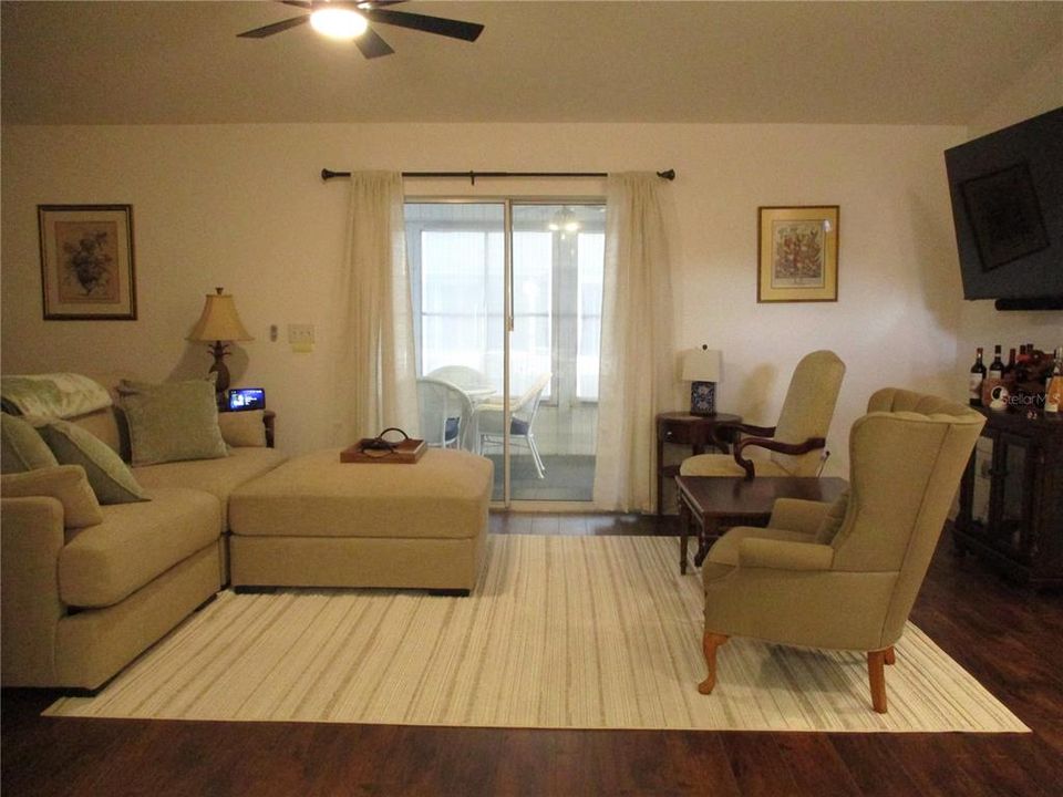 For Sale: $215,000 (2 beds, 2 baths, 1136 Square Feet)