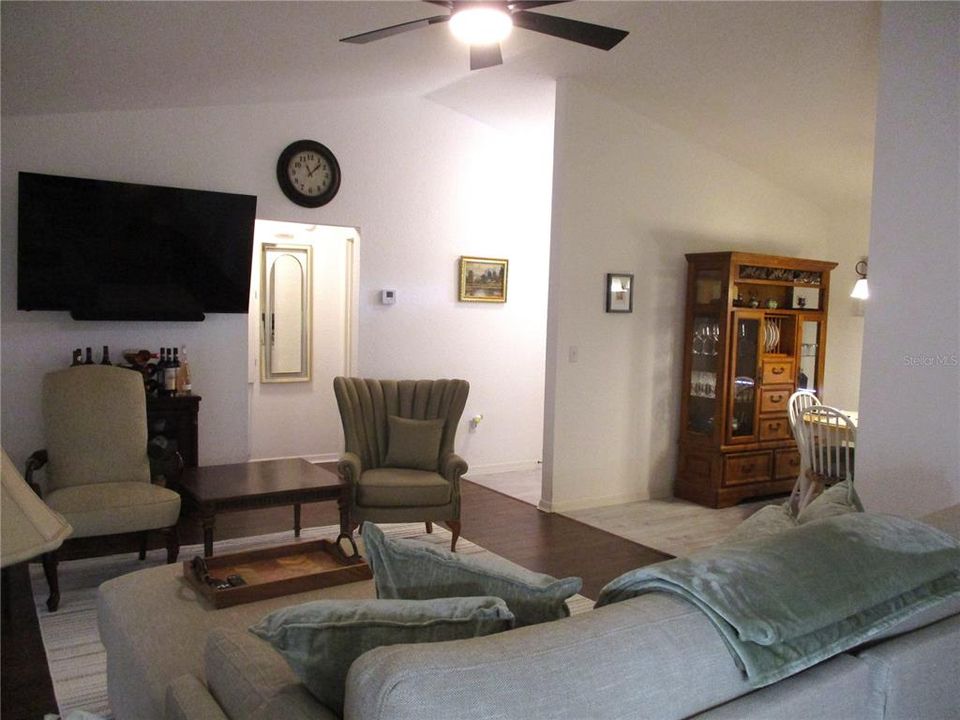 For Sale: $215,000 (2 beds, 2 baths, 1136 Square Feet)