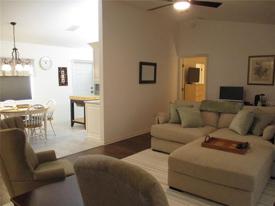 For Sale: $215,000 (2 beds, 2 baths, 1136 Square Feet)