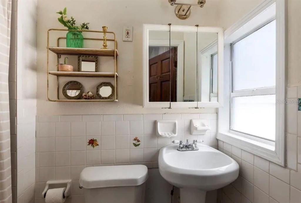 For Sale: $1,200,000 (6 beds, 4 baths, 2713 Square Feet)