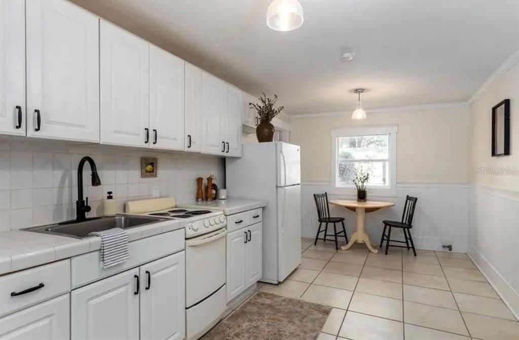 For Sale: $1,200,000 (6 beds, 4 baths, 2713 Square Feet)