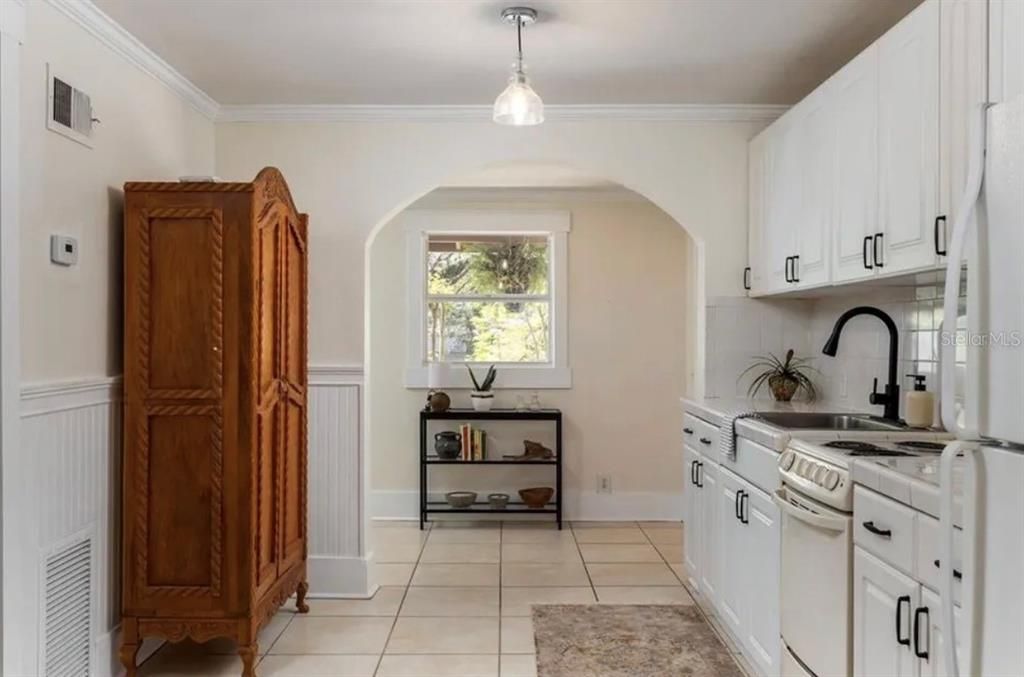 For Sale: $1,200,000 (6 beds, 4 baths, 2713 Square Feet)