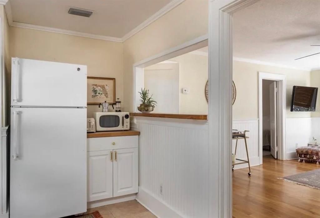For Sale: $1,200,000 (6 beds, 4 baths, 2713 Square Feet)