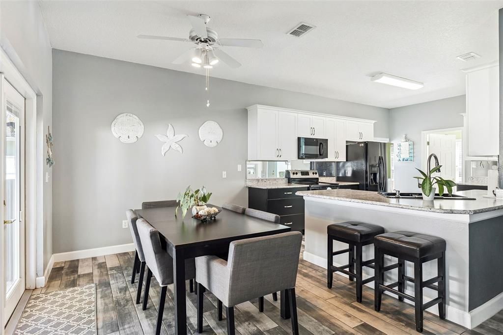 Activo con contrato: $425,000 (4 camas, 2 baños, 2072 Pies cuadrados)