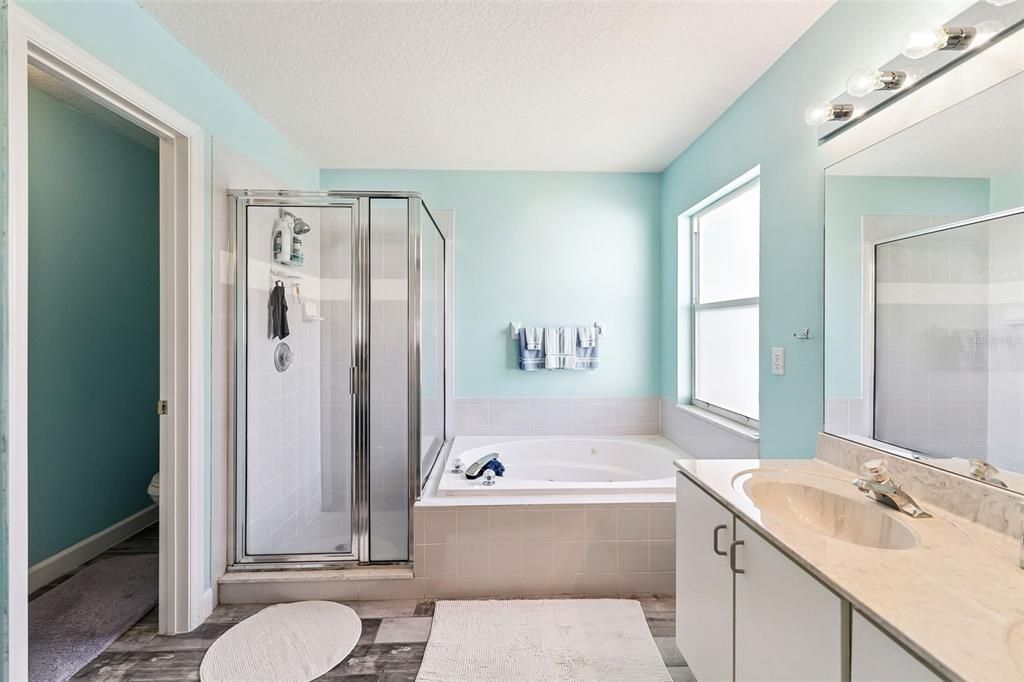 Activo con contrato: $425,000 (4 camas, 2 baños, 2072 Pies cuadrados)