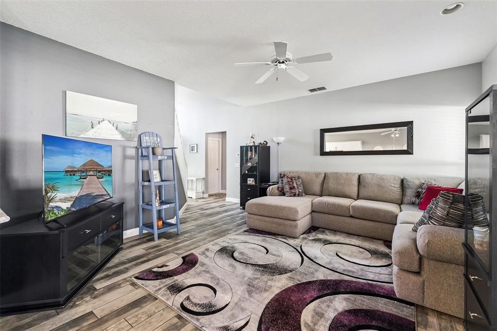 Activo con contrato: $425,000 (4 camas, 2 baños, 2072 Pies cuadrados)