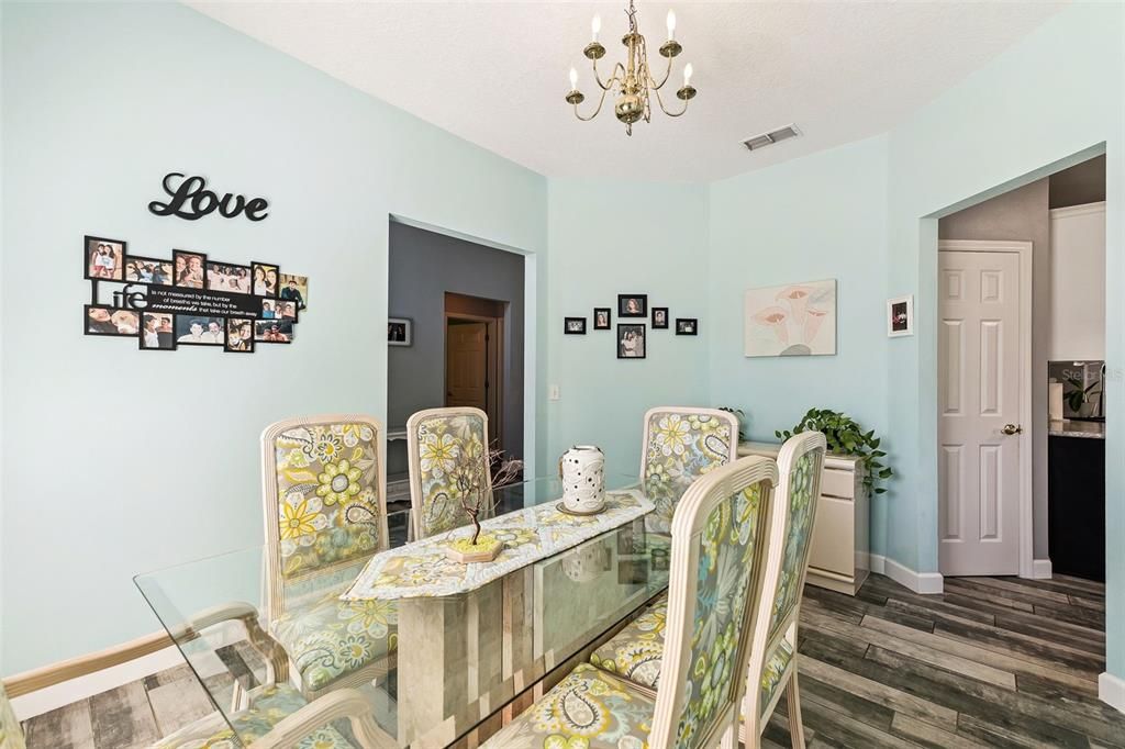 Activo con contrato: $425,000 (4 camas, 2 baños, 2072 Pies cuadrados)