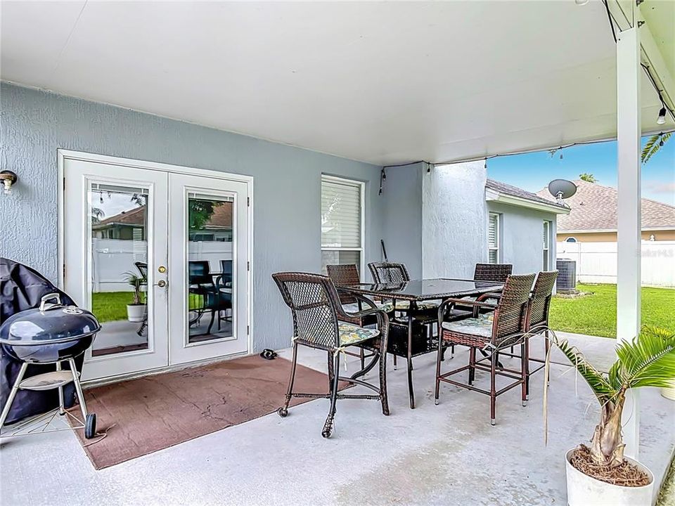 Activo con contrato: $425,000 (4 camas, 2 baños, 2072 Pies cuadrados)