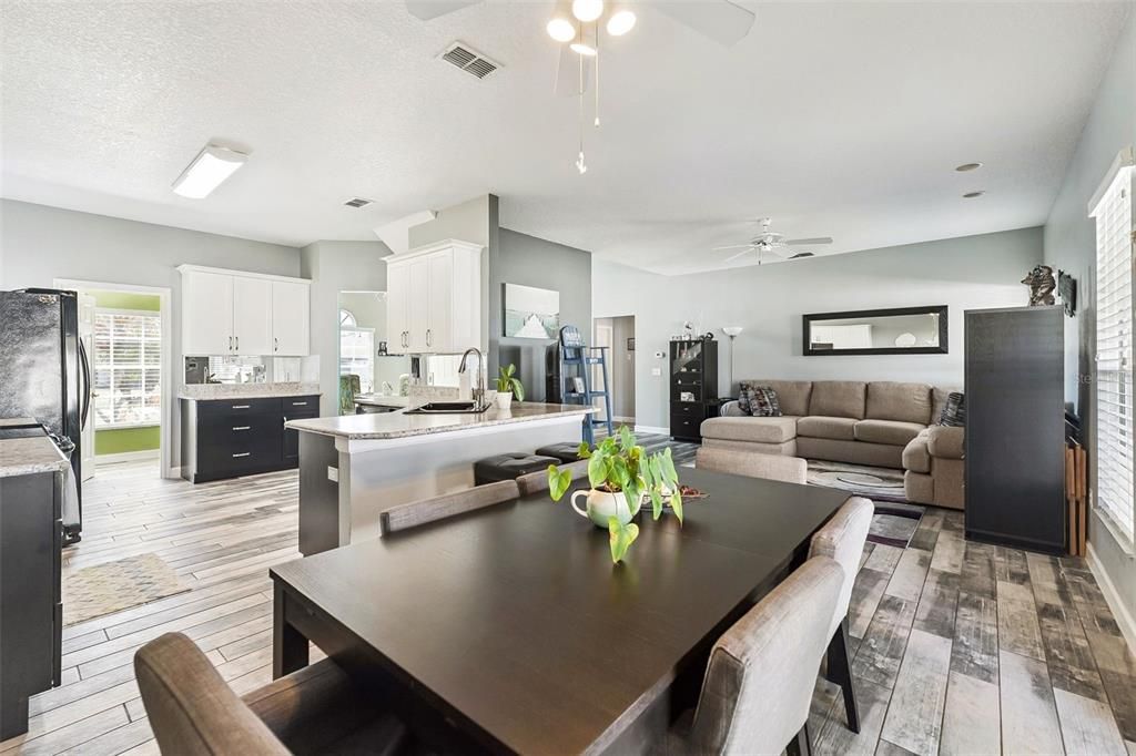 Activo con contrato: $425,000 (4 camas, 2 baños, 2072 Pies cuadrados)