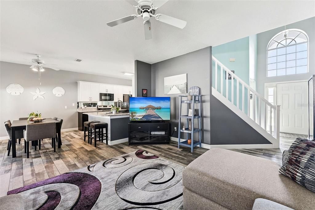Activo con contrato: $425,000 (4 camas, 2 baños, 2072 Pies cuadrados)