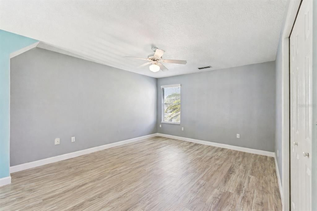 Activo con contrato: $425,000 (4 camas, 2 baños, 2072 Pies cuadrados)