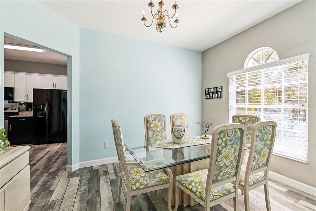 Activo con contrato: $425,000 (4 camas, 2 baños, 2072 Pies cuadrados)