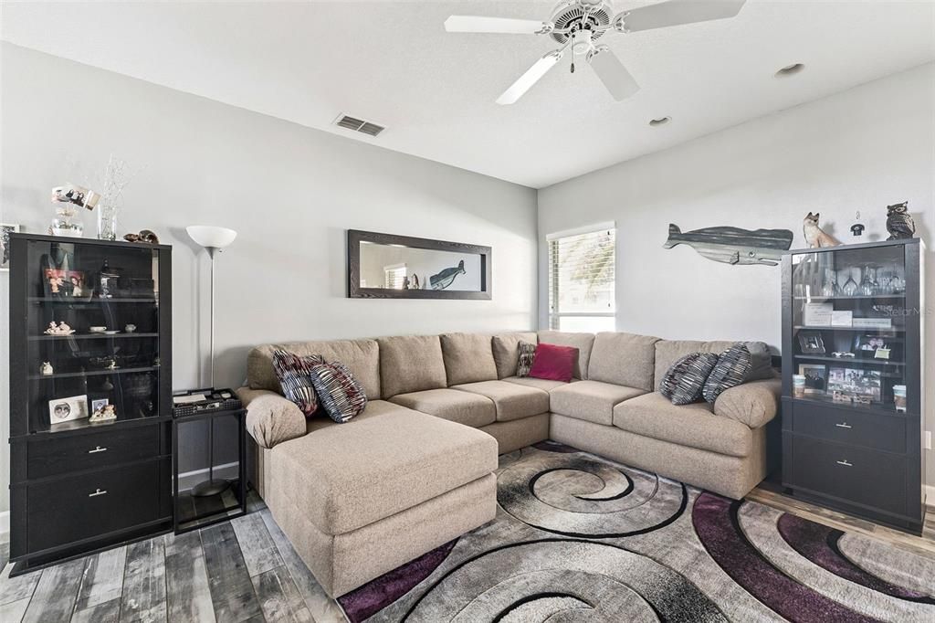 Activo con contrato: $425,000 (4 camas, 2 baños, 2072 Pies cuadrados)