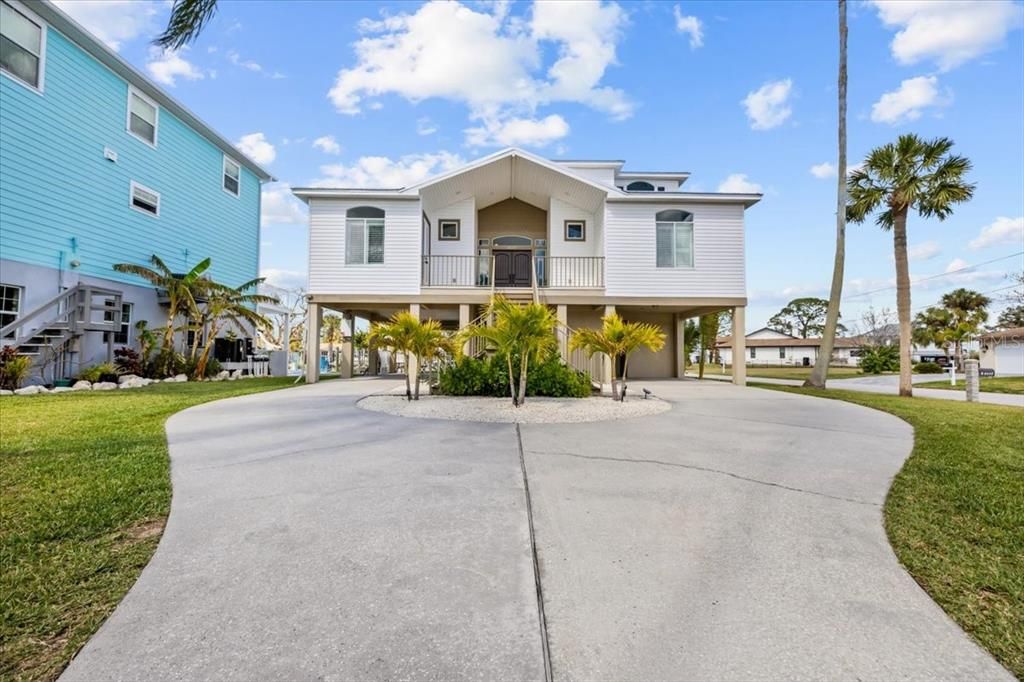 En Venta: $1,350,000 (4 camas, 3 baños, 2758 Pies cuadrados)