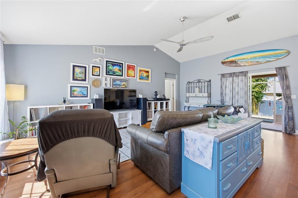 For Sale: $255,000 (3 beds, 2 baths, 1643 Square Feet)