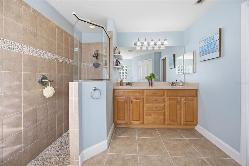 For Sale: $255,000 (3 beds, 2 baths, 1643 Square Feet)