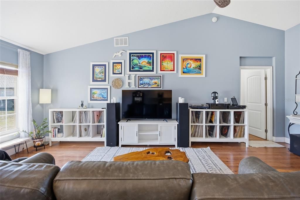 For Sale: $255,000 (3 beds, 2 baths, 1643 Square Feet)