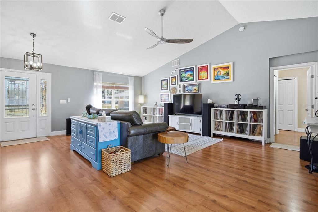 For Sale: $255,000 (3 beds, 2 baths, 1643 Square Feet)