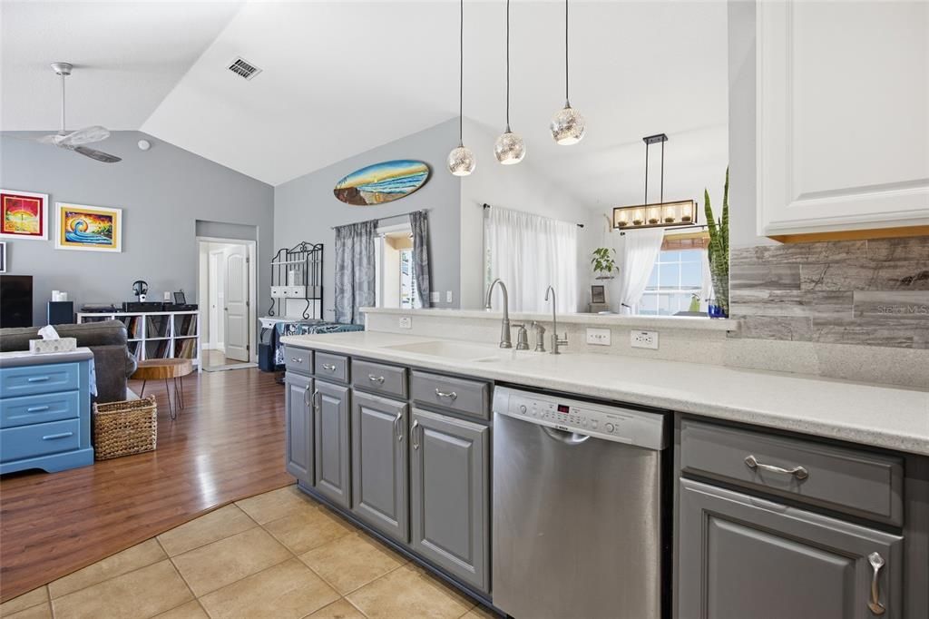 For Sale: $255,000 (3 beds, 2 baths, 1643 Square Feet)
