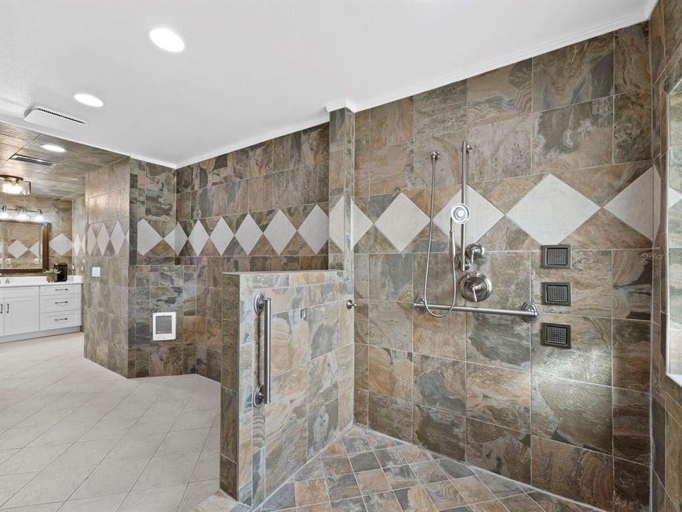Activo con contrato: $1,890,000 (3 camas, 3 baños, 2882 Pies cuadrados)