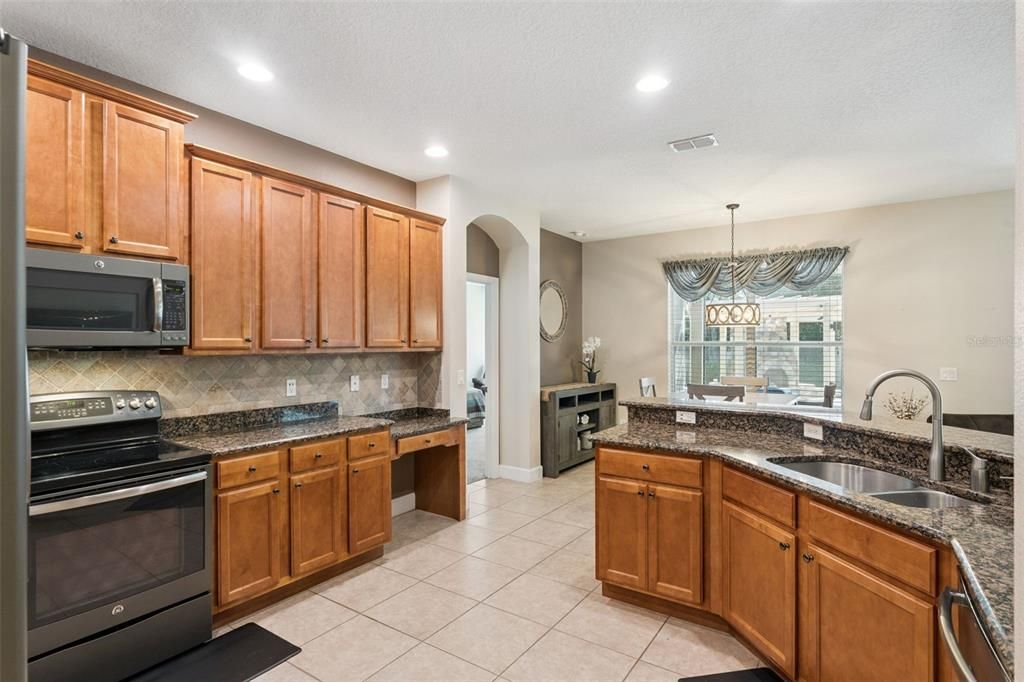 Activo con contrato: $799,900 (6 camas, 4 baños, 3554 Pies cuadrados)