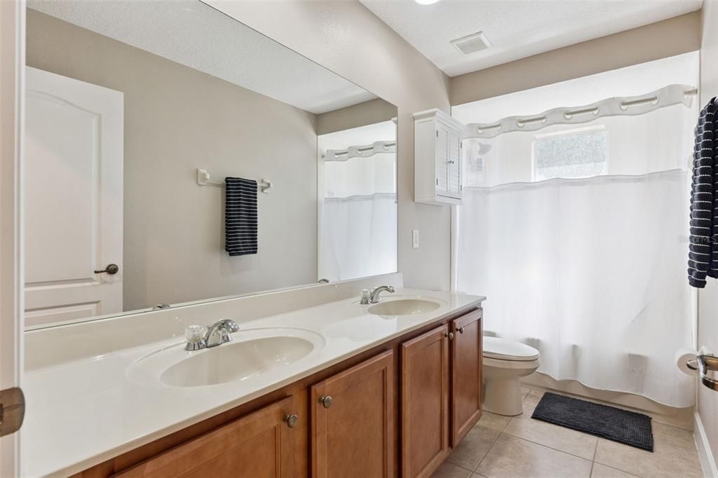 Activo con contrato: $799,900 (6 camas, 4 baños, 3554 Pies cuadrados)