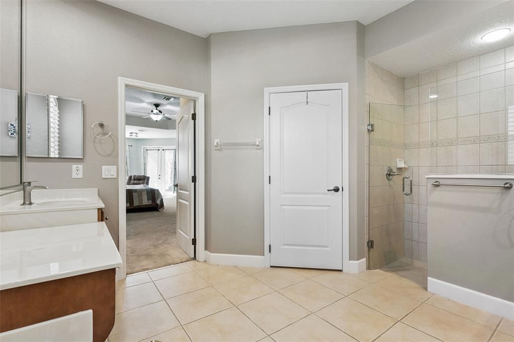 Activo con contrato: $799,900 (6 camas, 4 baños, 3554 Pies cuadrados)