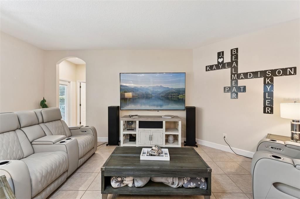 Activo con contrato: $799,900 (6 camas, 4 baños, 3554 Pies cuadrados)