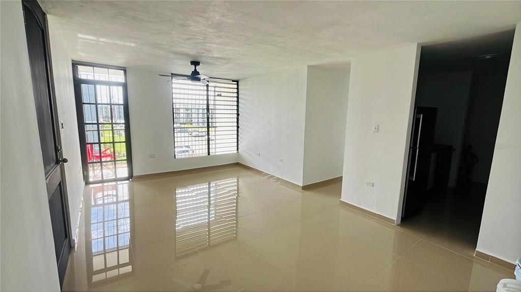 Active With Contract: $137,000 (3 beds, 1 baths, 948 Square Feet)