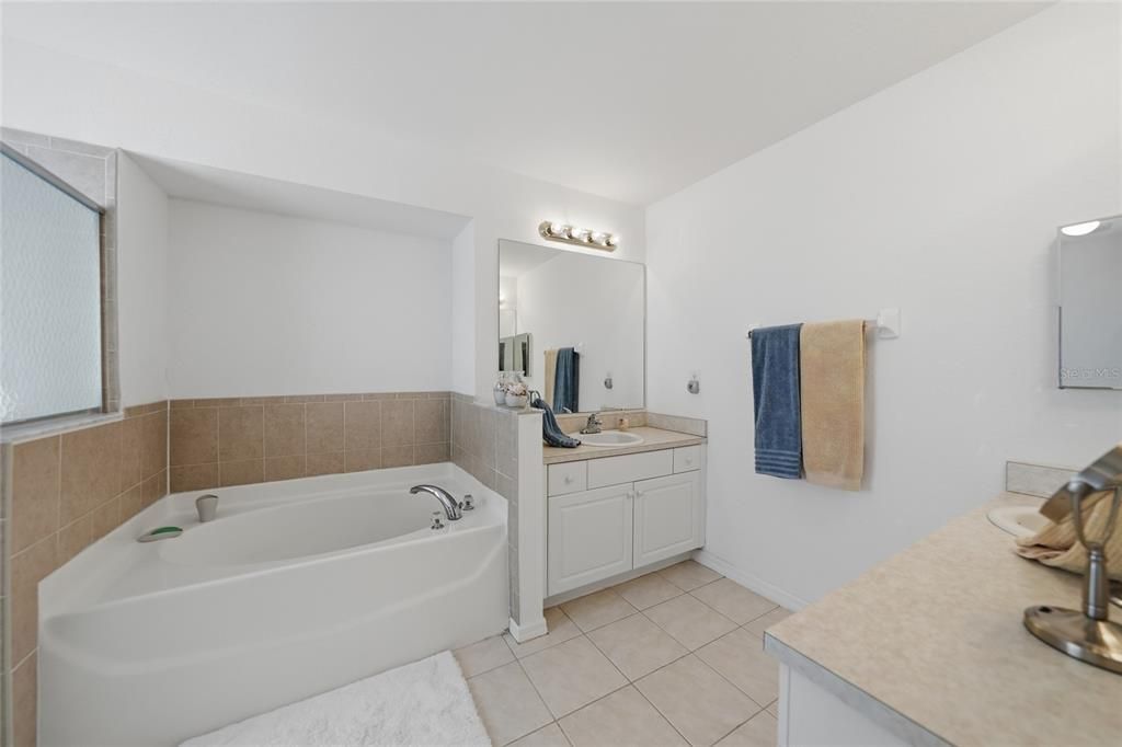 Activo con contrato: $289,900 (3 camas, 2 baños, 1776 Pies cuadrados)