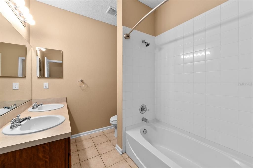 En Venta: $394,900 (4 camas, 2 baños, 2492 Pies cuadrados)