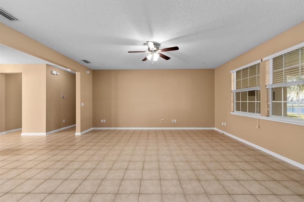 En Venta: $394,900 (4 camas, 2 baños, 2492 Pies cuadrados)