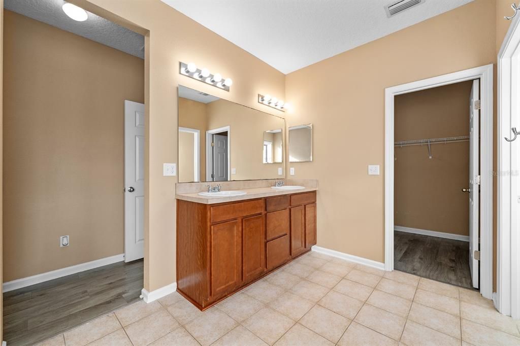 En Venta: $394,900 (4 camas, 2 baños, 2492 Pies cuadrados)