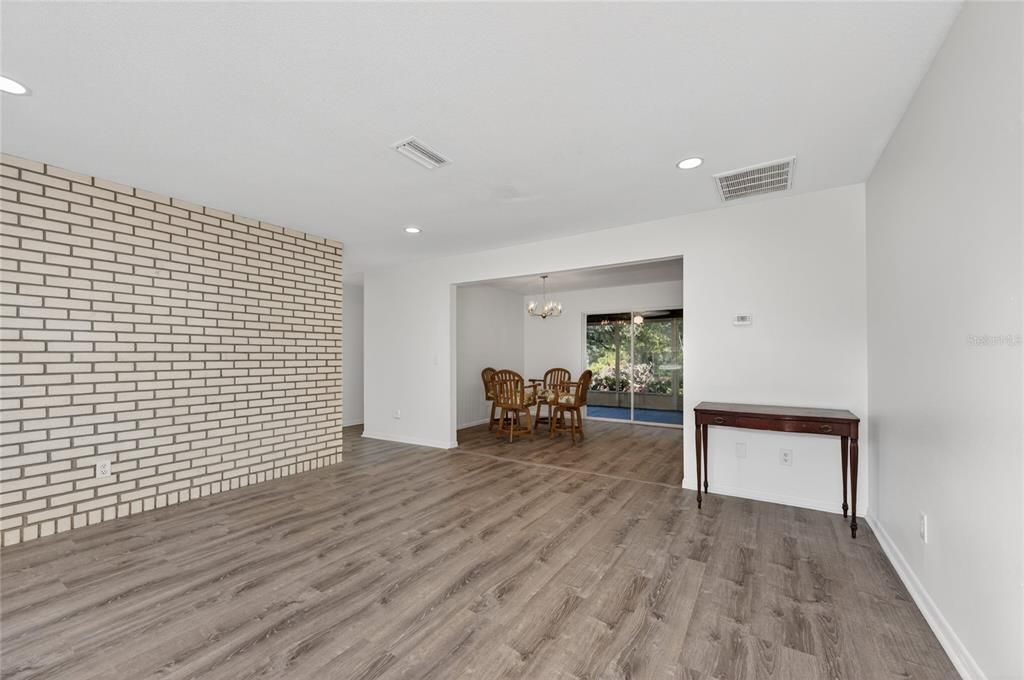 For Sale: $225,000 (2 beds, 2 baths, 1160 Square Feet)