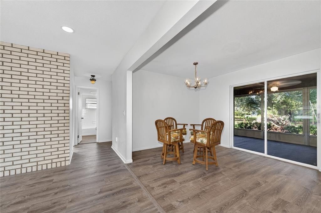 For Sale: $225,000 (2 beds, 2 baths, 1160 Square Feet)