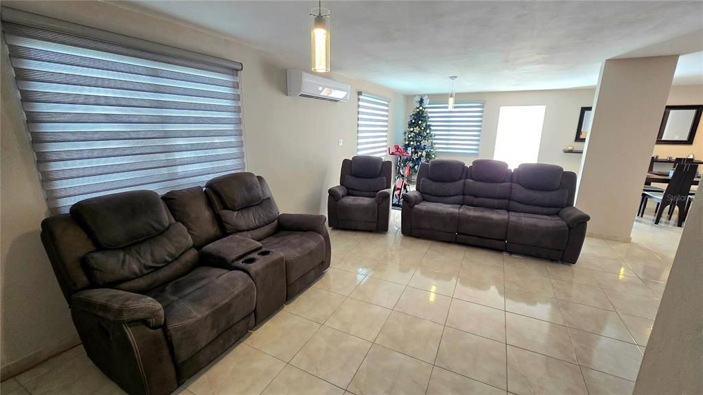 En Venta: $420,000 (4 camas, 3 baños, 2153 Pies cuadrados)