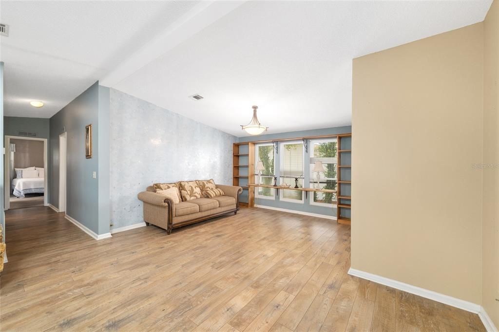 Под контрактом: $245,000 (2 спален, 2 ванн, 1856 Квадратных фут)