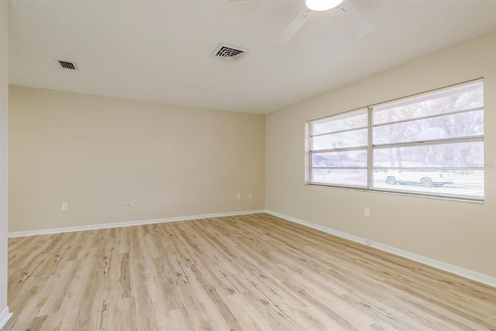 Active With Contract: $3,000 (3 beds, 2 baths, 1466 Square Feet)