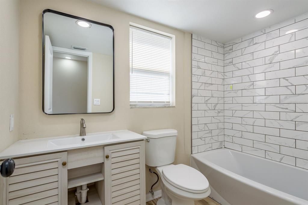 Active With Contract: $3,000 (3 beds, 2 baths, 1466 Square Feet)