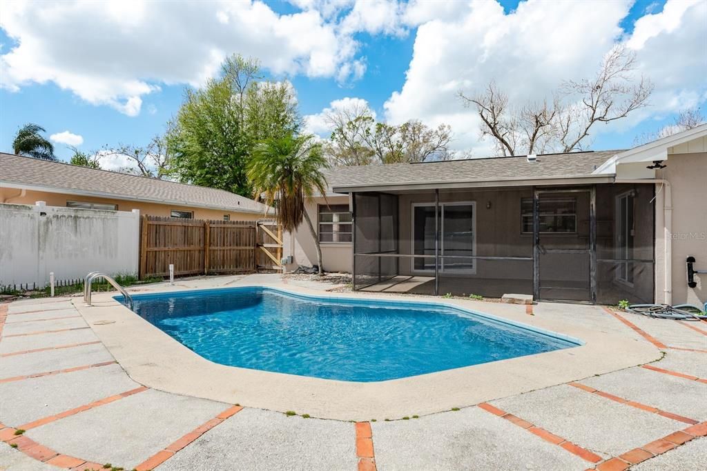 Active With Contract: $3,000 (3 beds, 2 baths, 1466 Square Feet)