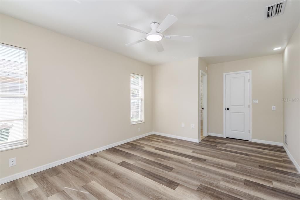 Active With Contract: $3,000 (3 beds, 2 baths, 1466 Square Feet)