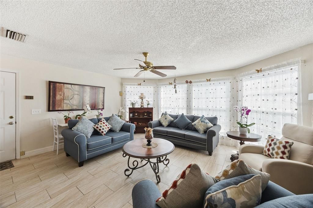 Activo con contrato: $220,000 (2 camas, 2 baños, 1189 Pies cuadrados)