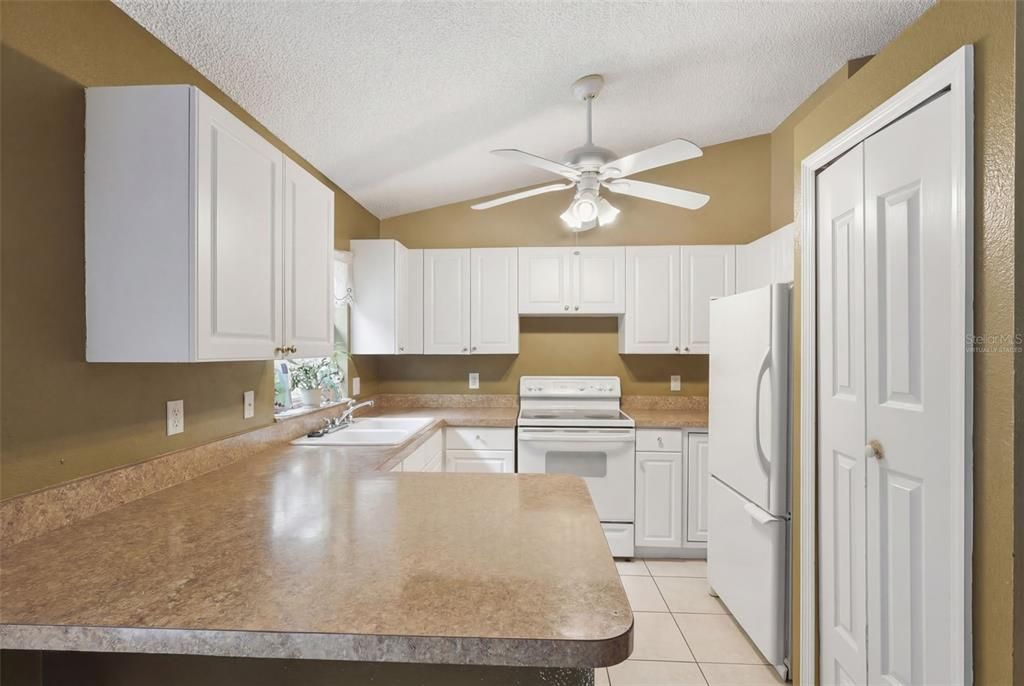 For Sale: $275,000 (3 beds, 2 baths, 1190 Square Feet)
