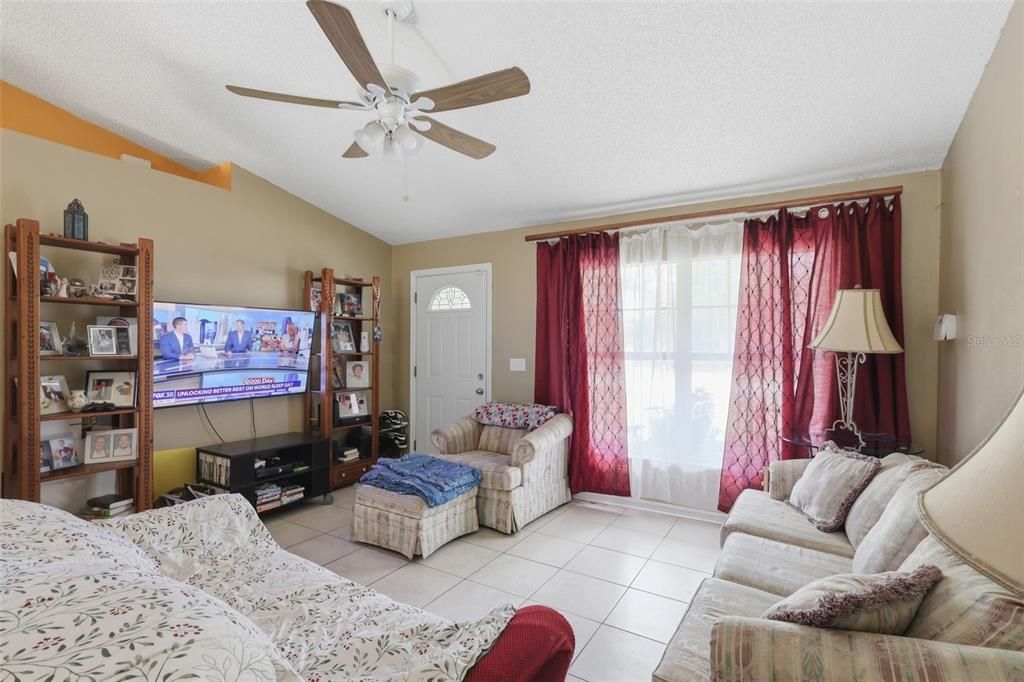 For Sale: $275,000 (3 beds, 2 baths, 1190 Square Feet)