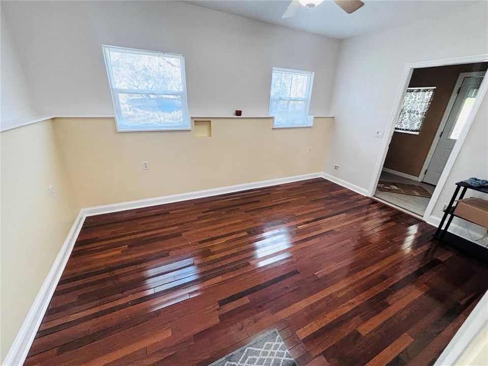 На продажу: $259,900 (2 спален, 1 ванн, 1021 Квадратных фут)