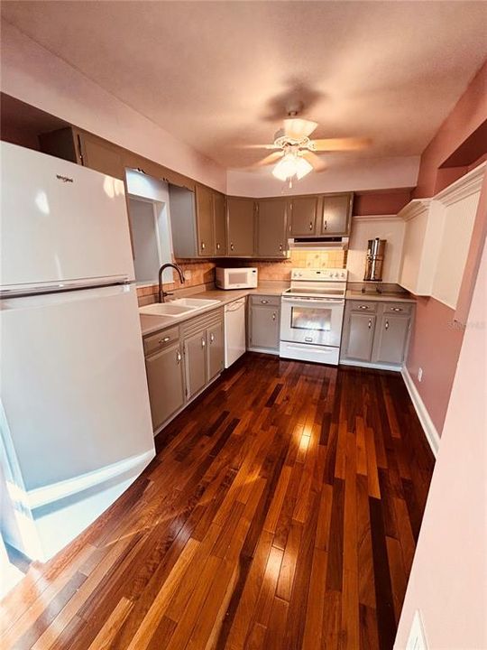 На продажу: $259,900 (2 спален, 1 ванн, 1021 Квадратных фут)