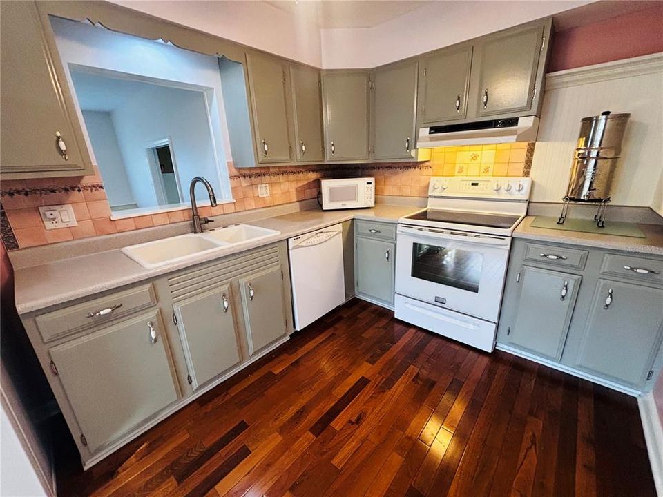 На продажу: $259,900 (2 спален, 1 ванн, 1021 Квадратных фут)