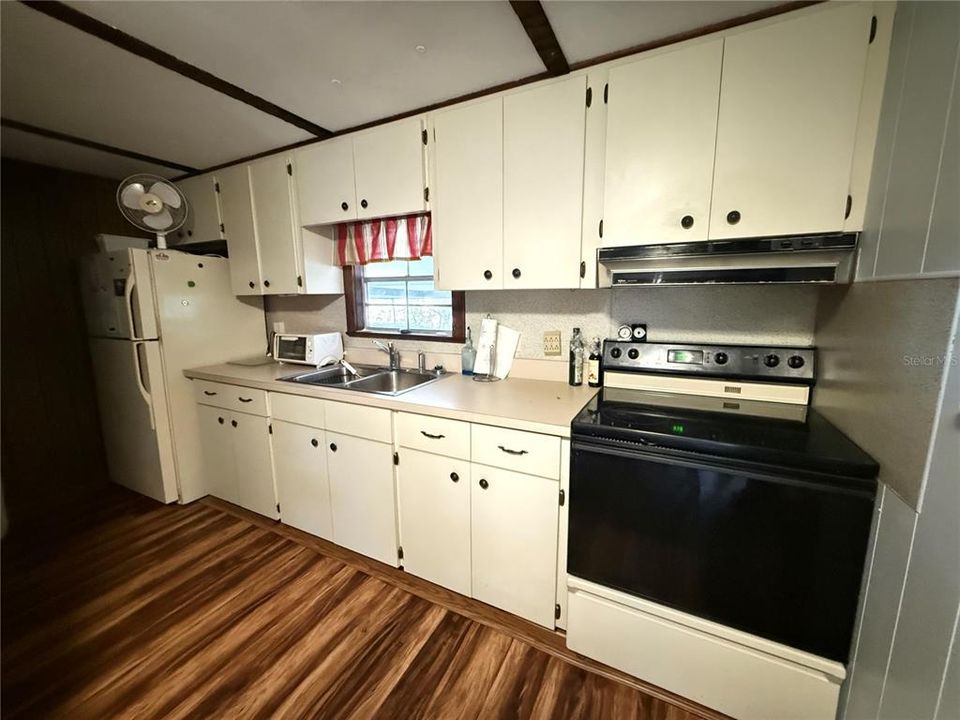 For Sale: $144,999 (2 beds, 2 baths, 1015 Square Feet)